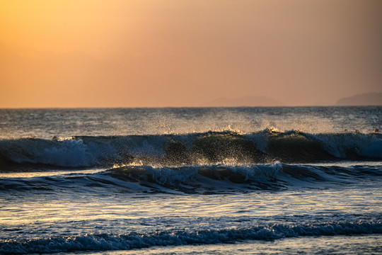 夕阳里的海浪