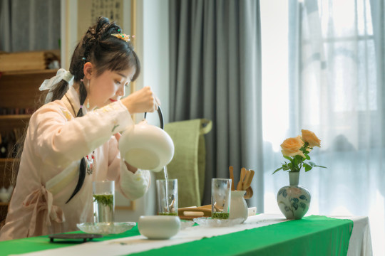 古装美女茶壶与茶杯