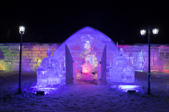 夜晚的冰雪城堡与五光十色的冰雕