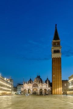 威尼斯圣马可广场钟楼和教堂夜景
