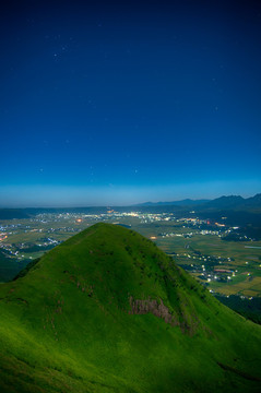 大山上俯瞰城市夜景