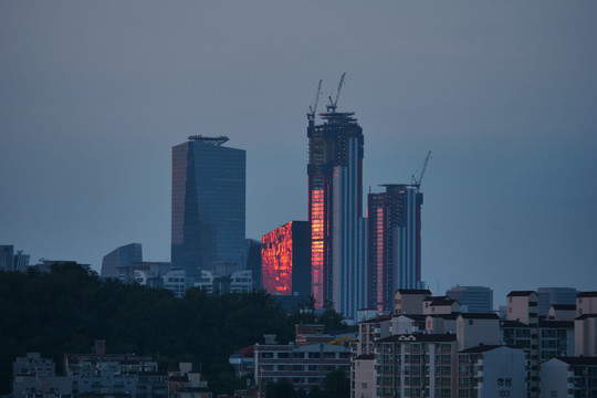 黄昏下的建筑物