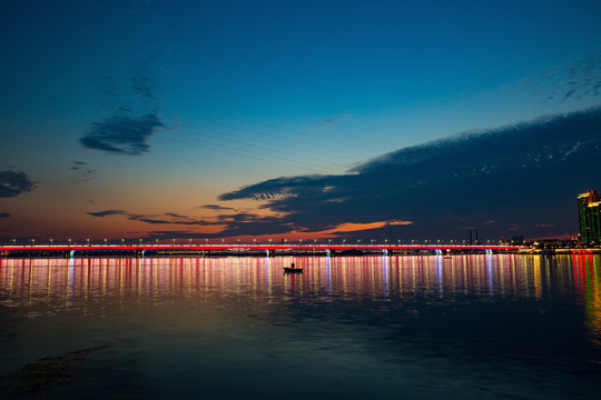 沿河城市灯光秀