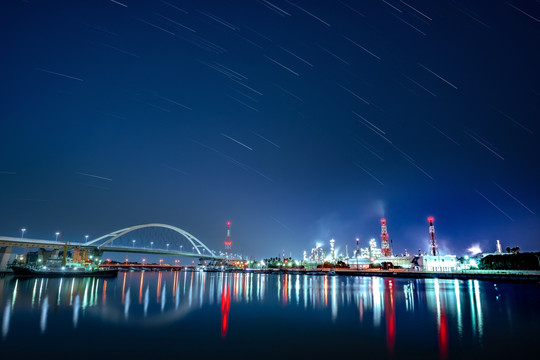 沿河城市夜景