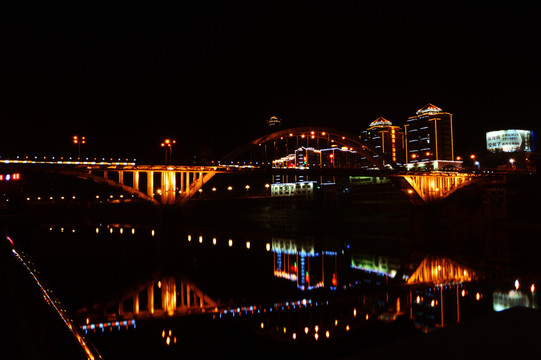 黃昏河流沿岸燈光