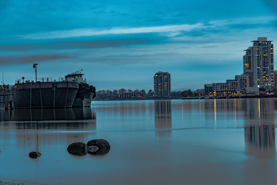 黄昏河流沿岸灯光