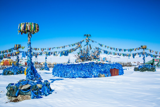 冬季草原雪地敖包