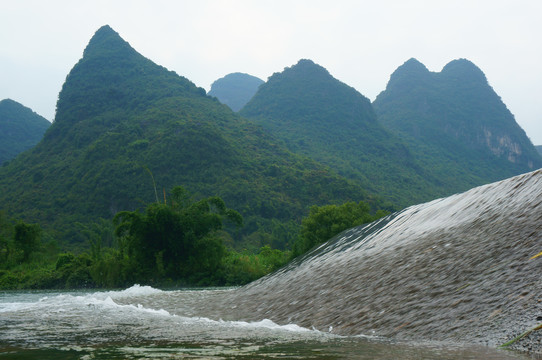 山间溪水