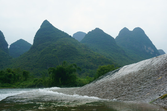 山间溪水