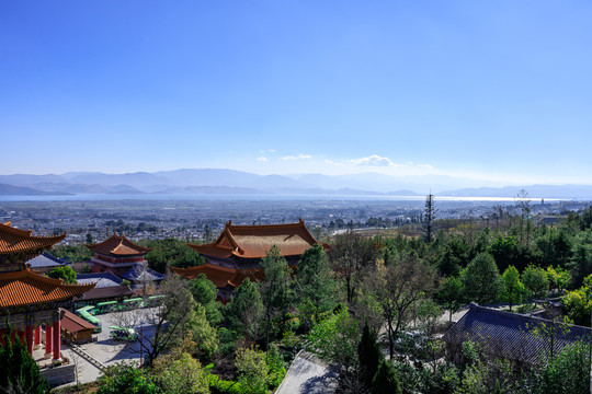 大理崇圣寺祖师殿琉璃屋顶洱海