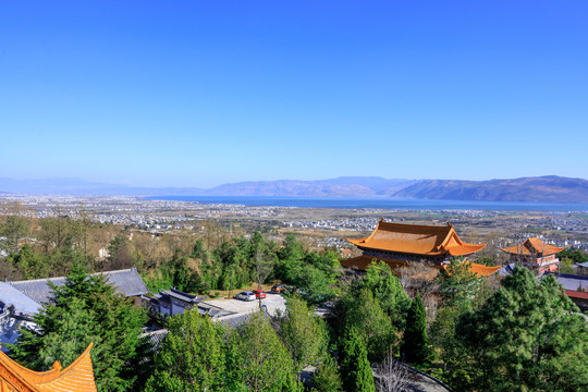 大理崇圣寺高僧殿琉璃屋顶洱海