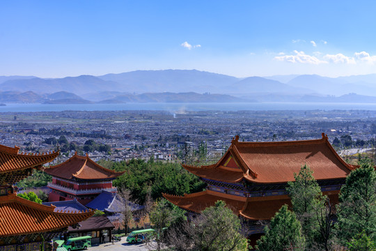 大理崇圣寺祖师殿琉璃屋顶洱海