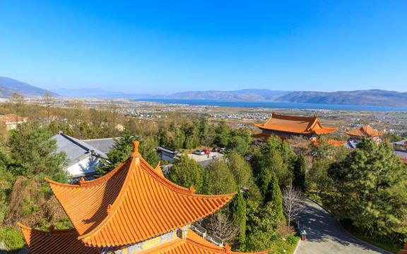 大理崇圣寺方亭琉璃屋顶洱海