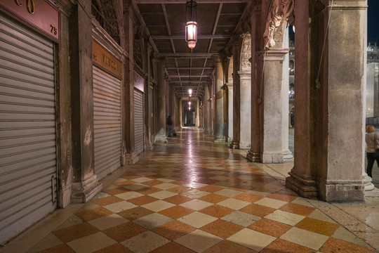 威尼斯圣马可广场夜晚的拱廊