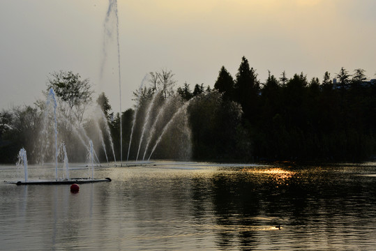 日落余晖喷泉