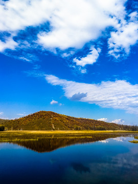 平静水面倒影