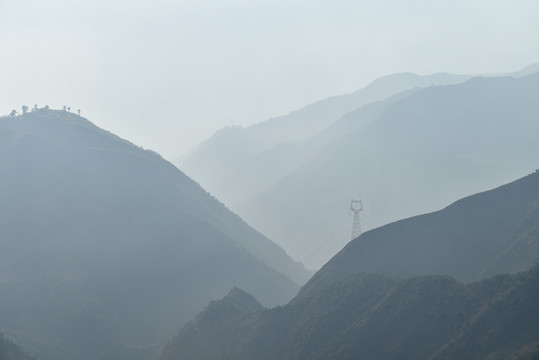 水墨远山高压铁塔