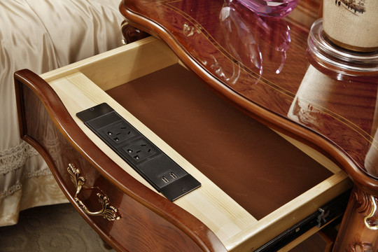 新美式实木家具床头柜打开插座
