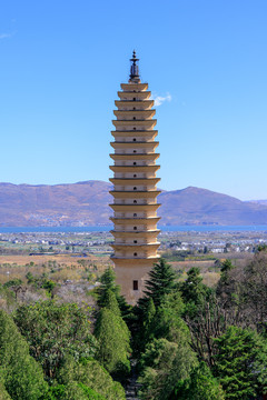 云南大理崇圣寺三塔小塔蓝天