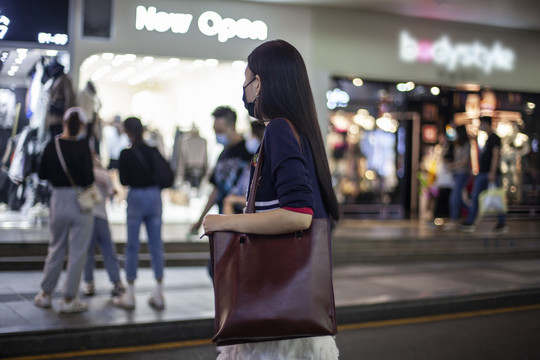 逛街的女人