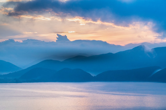 泸沽湖晨曦