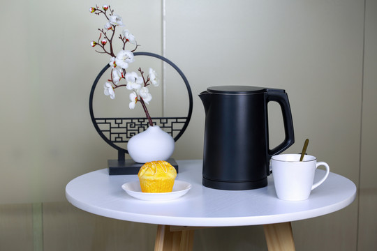 小桌上电水壶和茶杯