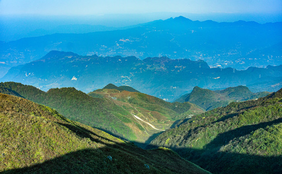 崇山峻岭