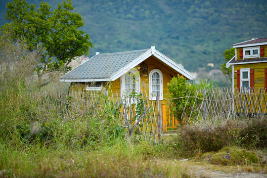 湖边度假的小木屋