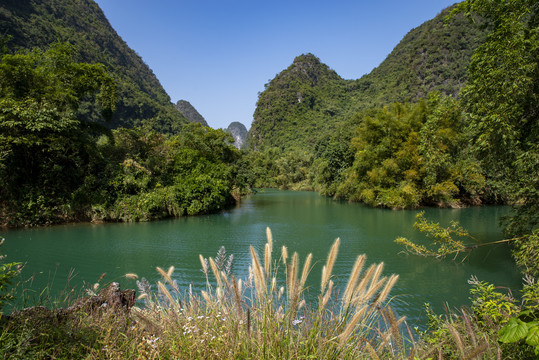 青山绿水河流风景