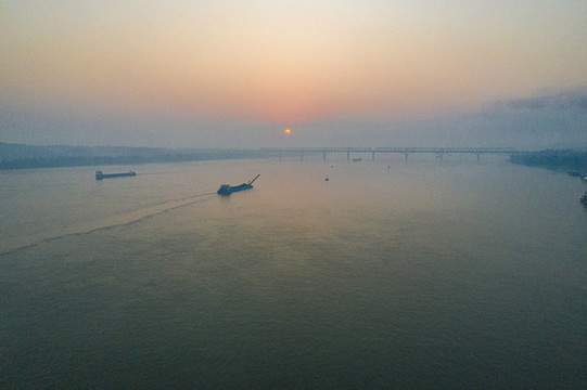 日出时的枝城长江大桥