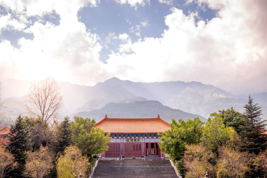 蓝天白云下的大理崇圣寺景观