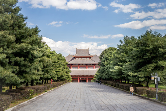 蓝天白云下的大理崇圣寺景观