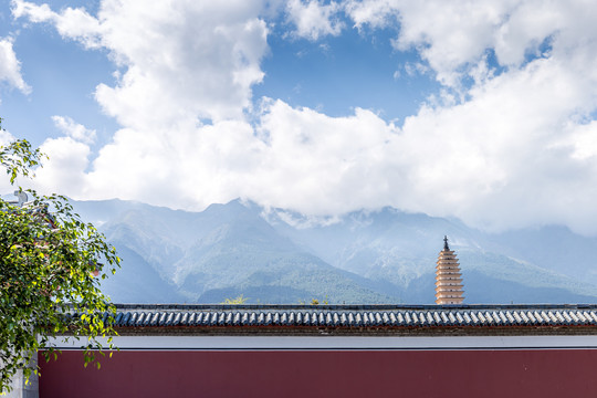 蓝天白云下的大理崇圣寺三塔景观