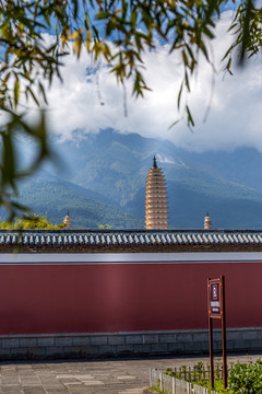 蓝天白云下的大理崇圣寺三塔景观