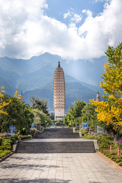 蓝天白云下的大理崇圣寺三塔景观