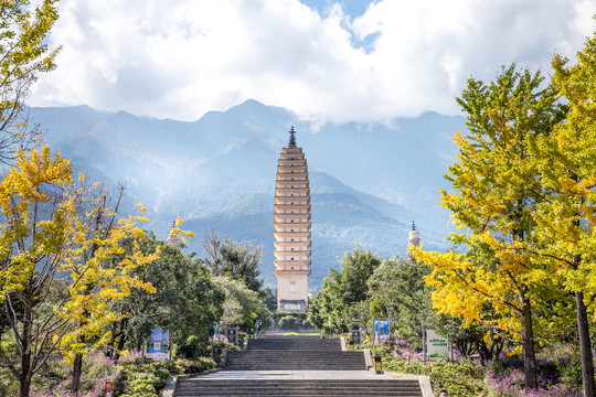 蓝天白云下的大理崇圣寺三塔景观