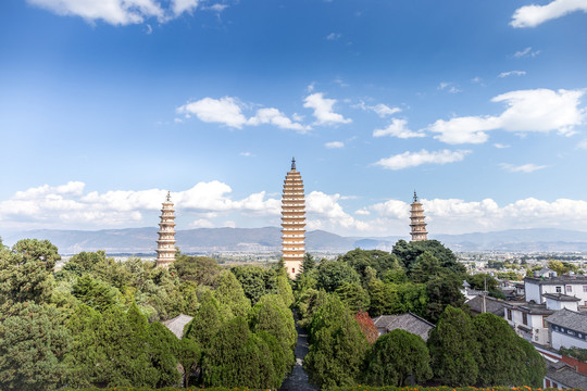 蓝天白云下的大理崇圣寺三塔景观