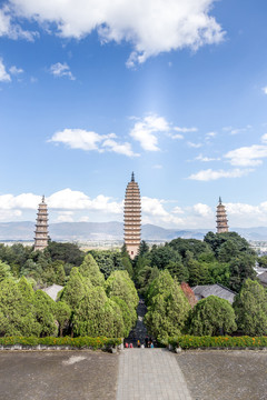 蓝天白云下的大理崇圣寺三塔景观