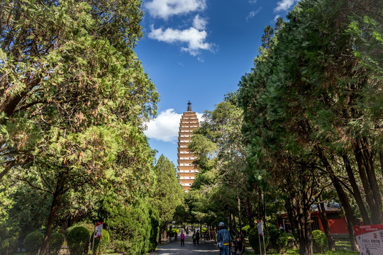 蓝天白云下的大理崇圣寺三塔景观