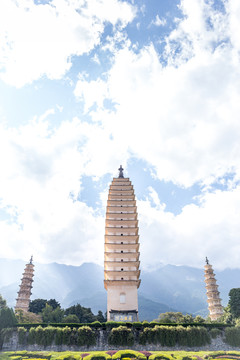 蓝天白云下的大理崇圣寺三塔景观