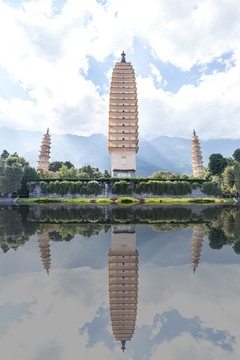 蓝天白云下的大理崇圣寺三塔景观