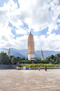 蓝天白云下的大理崇圣寺三塔景观