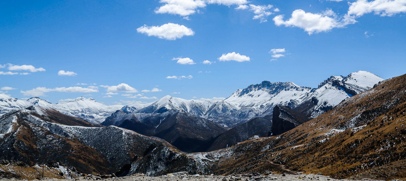 高原雪山山峰