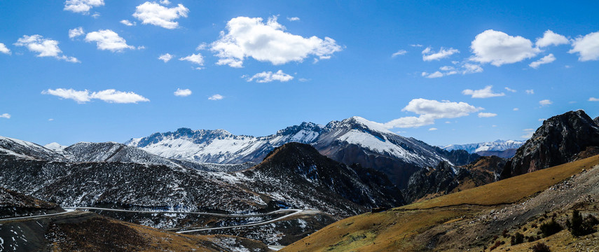 高原雪山山峰