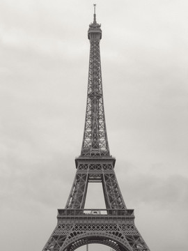 巴黎铁塔黑白照
