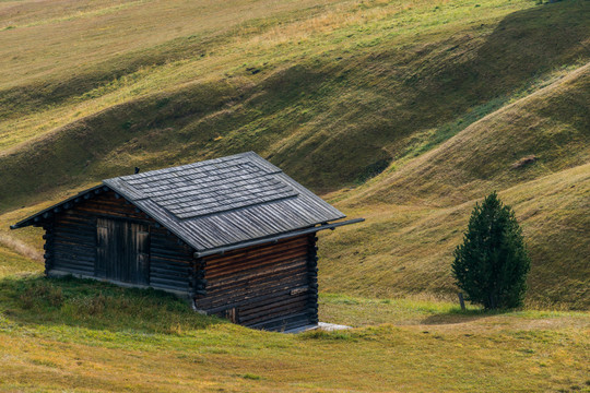 意大利多洛米蒂山间的小木屋