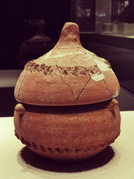 仰韶文化半坡遗址出土带盖红陶罐