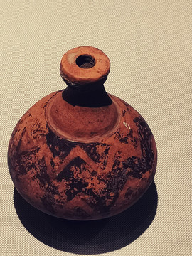 西安半坡博物馆波折纹彩陶细颈壶