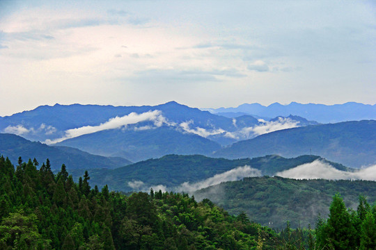 层峦叠嶂秀丽山川