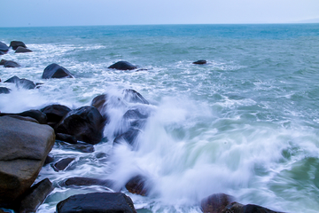 礁石与海浪1